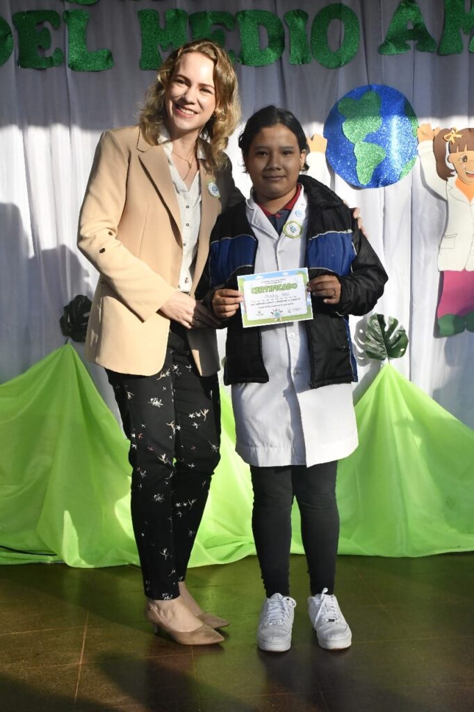 Puede ser una imagen de 2 personas, personas sonriendo y texto