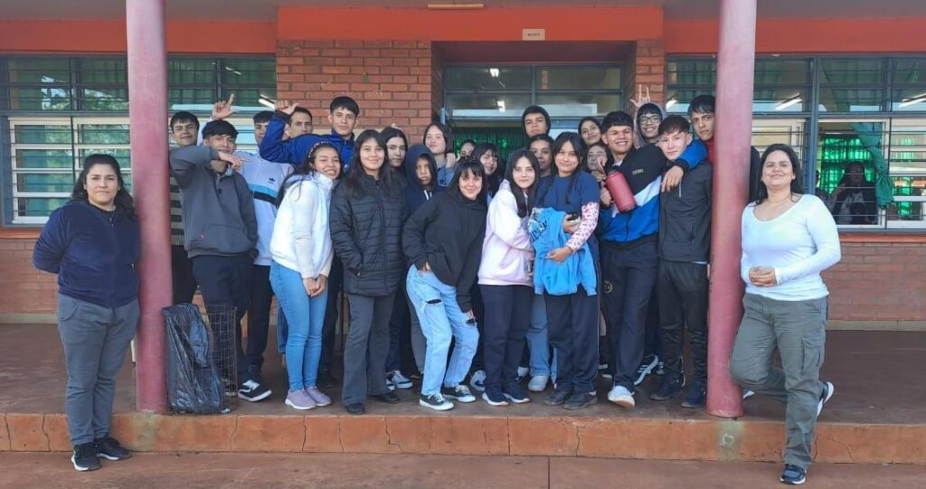 Puede ser una imagen de 10 personas, personas sonriendo y hospital